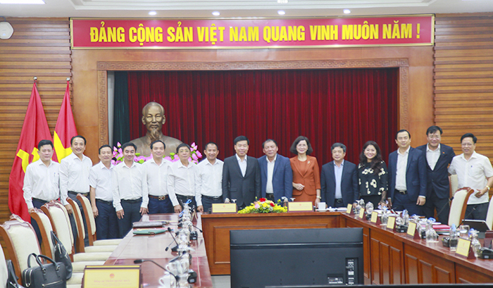 Bộ trưởng chụp ảnh lưu niệm cùng đoàn công tác tỉnh Bình Phước 